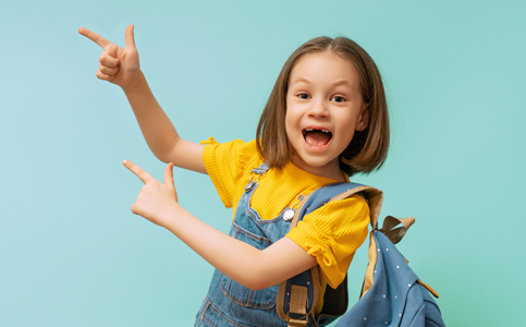 dziecko idzie do szkoły