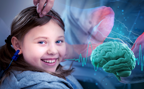 Pacjent podczas sesji diagnostycznej EEG Biofeedback w gabinecie NEURODIAGNOSTYKA w Milanówku – elektrody umieszczone na głowie rejestrują aktywność mózgu.