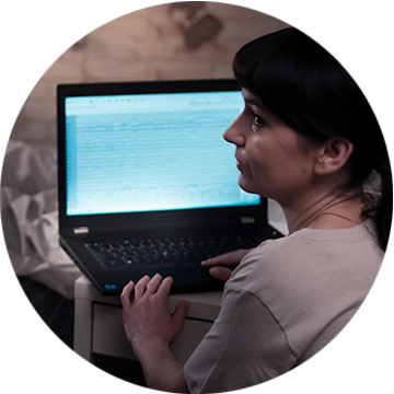 Lekarz neurofizjolog analizuje jednoczesny zapis fal mózgowych i obraz wideo z badania EEG na ekranie komputera.