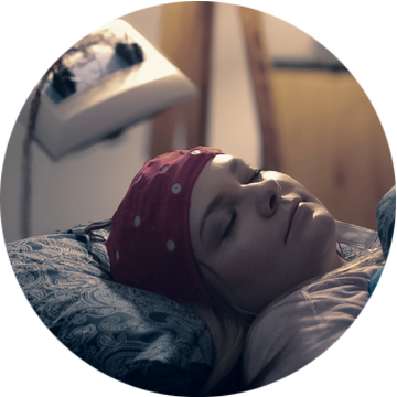 Pacjentka w czepku EEG przygotowuje się do badania w profesjonalnym gabinecie Neurodiagnostyka.