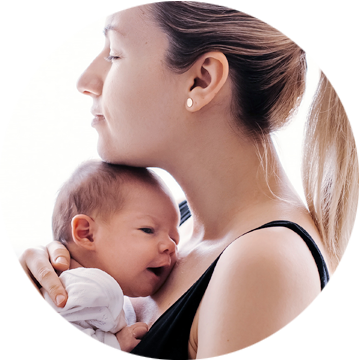 Mama przytulająca noworodka – wsparcie rodziców podczas monitorowania pracy mózgu dziecka.