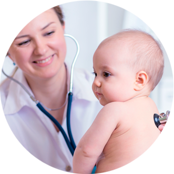 Lekarka bada stetoskopem niemowlę – kompleksowa diagnostyka neurologiczna i pediatryczna w Milanówku.