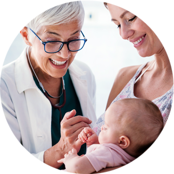 Doświadczona lekarka neonatolog konsultuje wynik badania EEG z mamą noworodka.